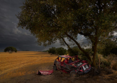 Coche abandonado en mitad del campo
